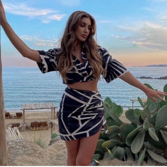 Zara Printed Crop Top Black White Bloggers Fave XS - Picture 1 of 5